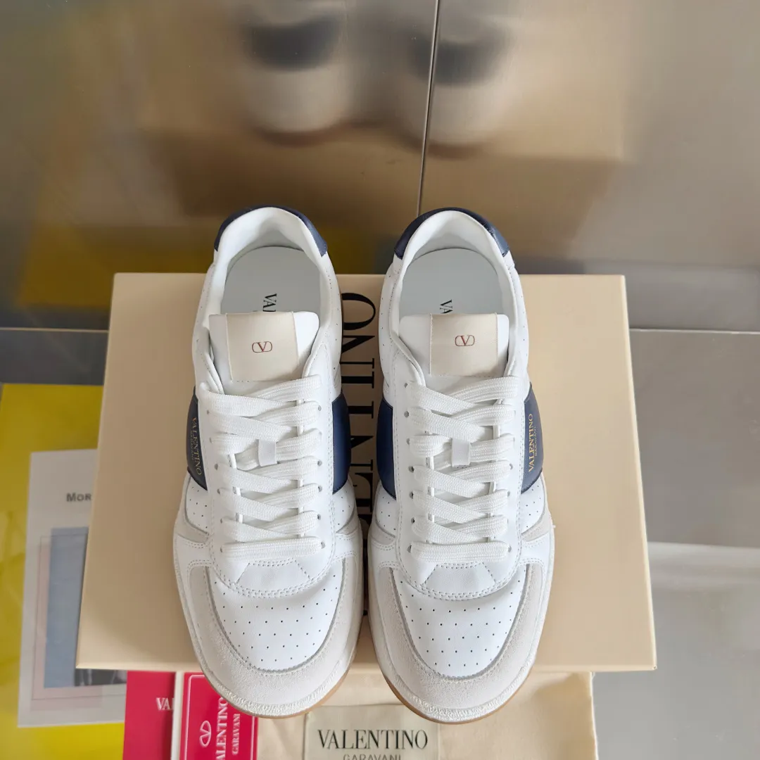 [Valentino] P: 800💰 Couple model, size: ▪️Size: Women's model 35-40 / Men's model 39-44 (45 customized) Valentino Valentino Couple model Joie de Jouer series Velcro Thick sole Bread shoes Couple model Casual sports shoes White shoes Original purchase and development Production Joie de Jouer series The style is simple but not out of style. The pure white base is paired with fresh green and soft beige, and the unique Velcro design highlights your personality. Every detail tells the fashion and quality. Wear it, take a confident step, and start the fashion journey. Exquisite packaging at the delivery counter🛍📦 ▪️Fabrics: Original custom imported first-layer cowhide ▪️Inner lining: Original custom-made soft sheepskin lining ▪️Outsole: Original open-molded anti-slip TPU material ▪️Sole thickness: 3.5CM